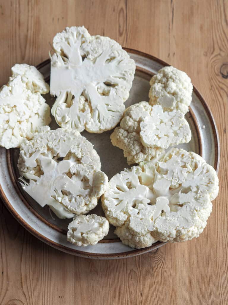 Blomkål i tykke skiver på en tallerken