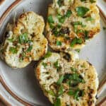 Stegte blomkålsbøffer på en tallerken