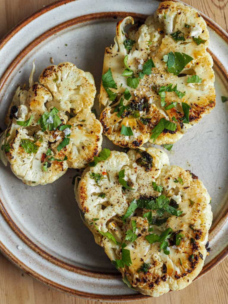 Stegte blomkålsbøffer på en tallerken