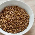 Ristede grønne linser i en skål