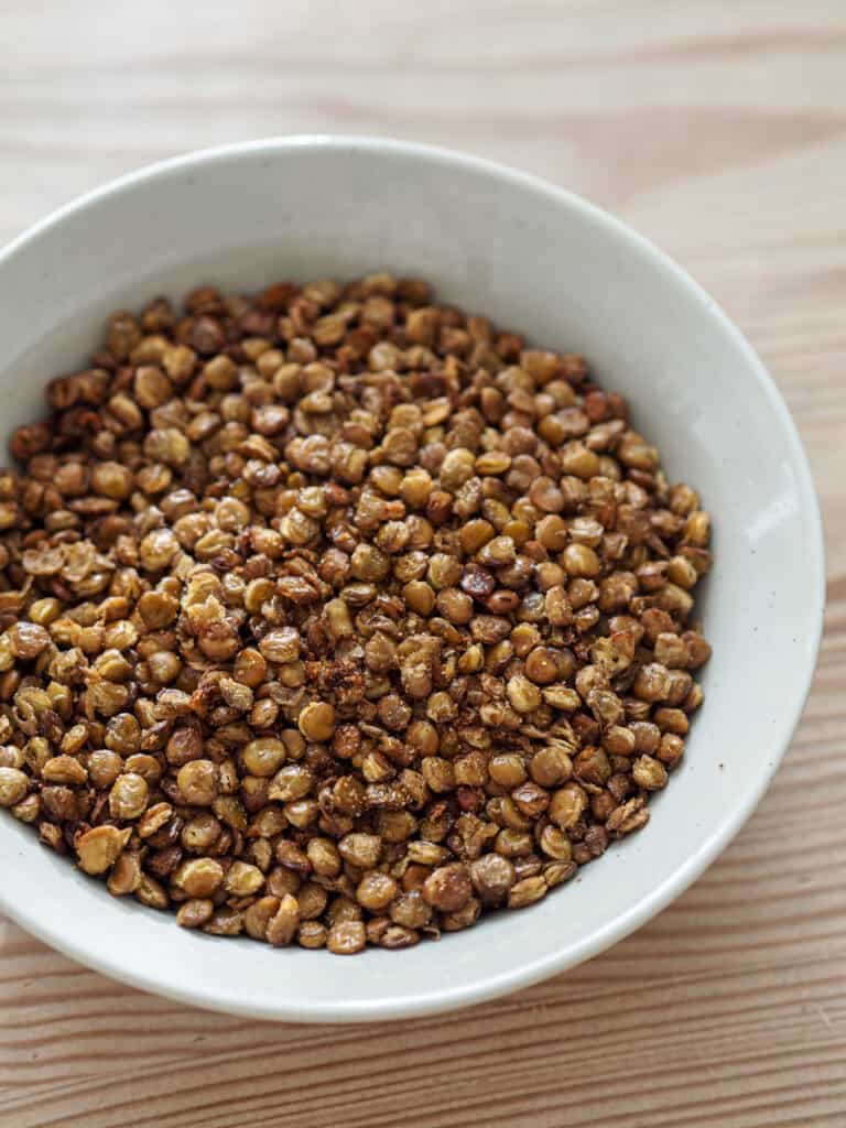 Ristede grønne linser i en skål