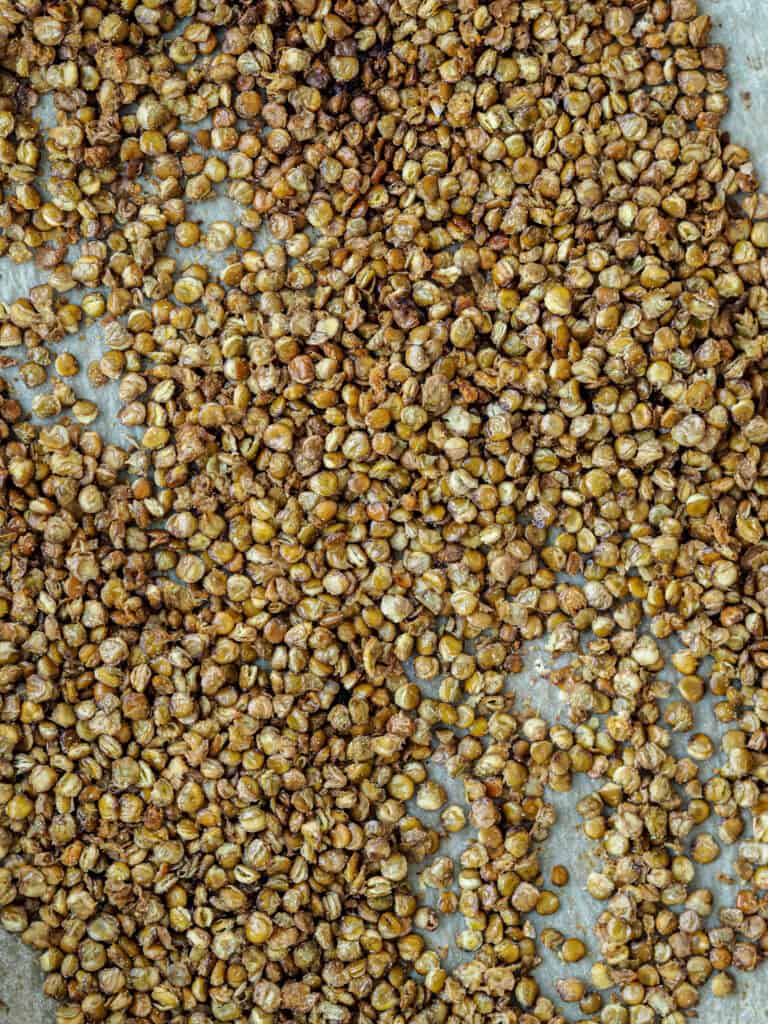 Ristede grønne linser på en bageplade