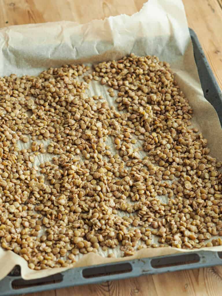 Grønne linser på en bageplade før de skal i ovnen