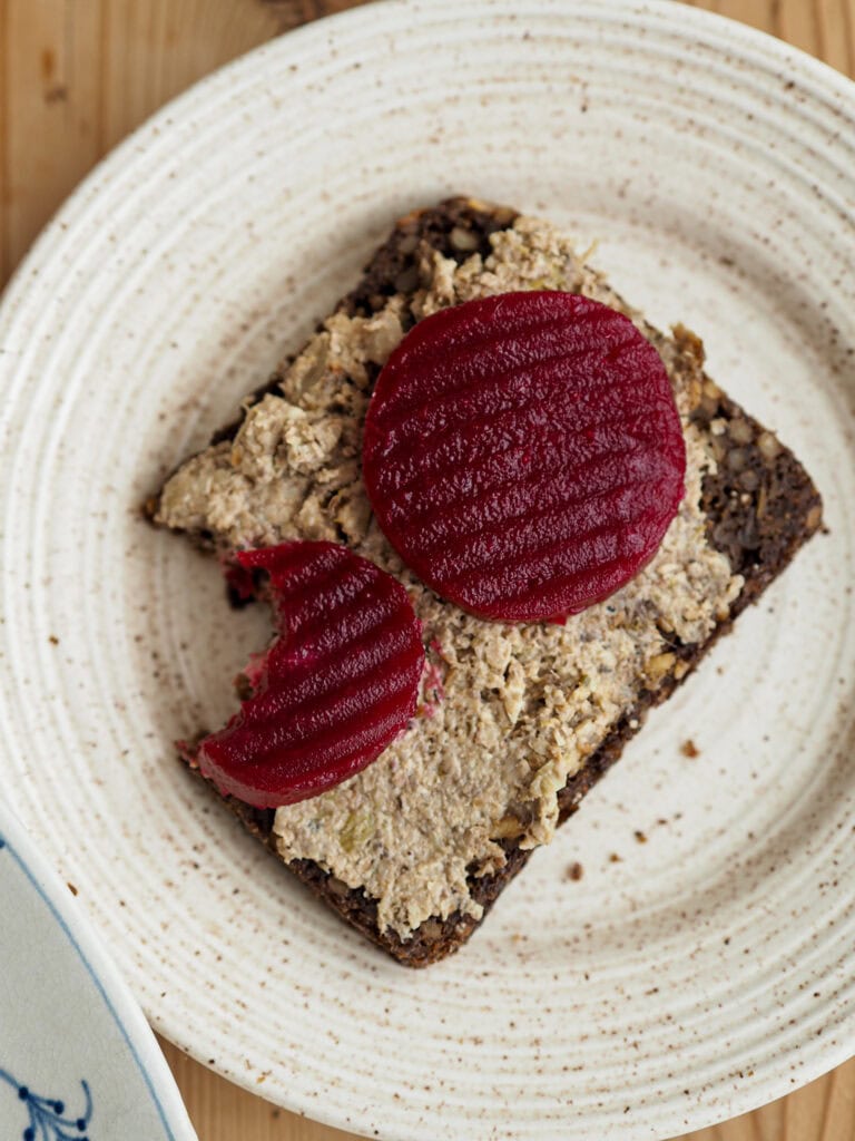svampepostej på rugbrød med rødbede
