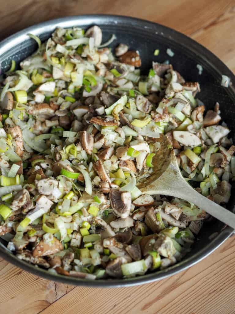 inrgedienser på panden til svampepostej