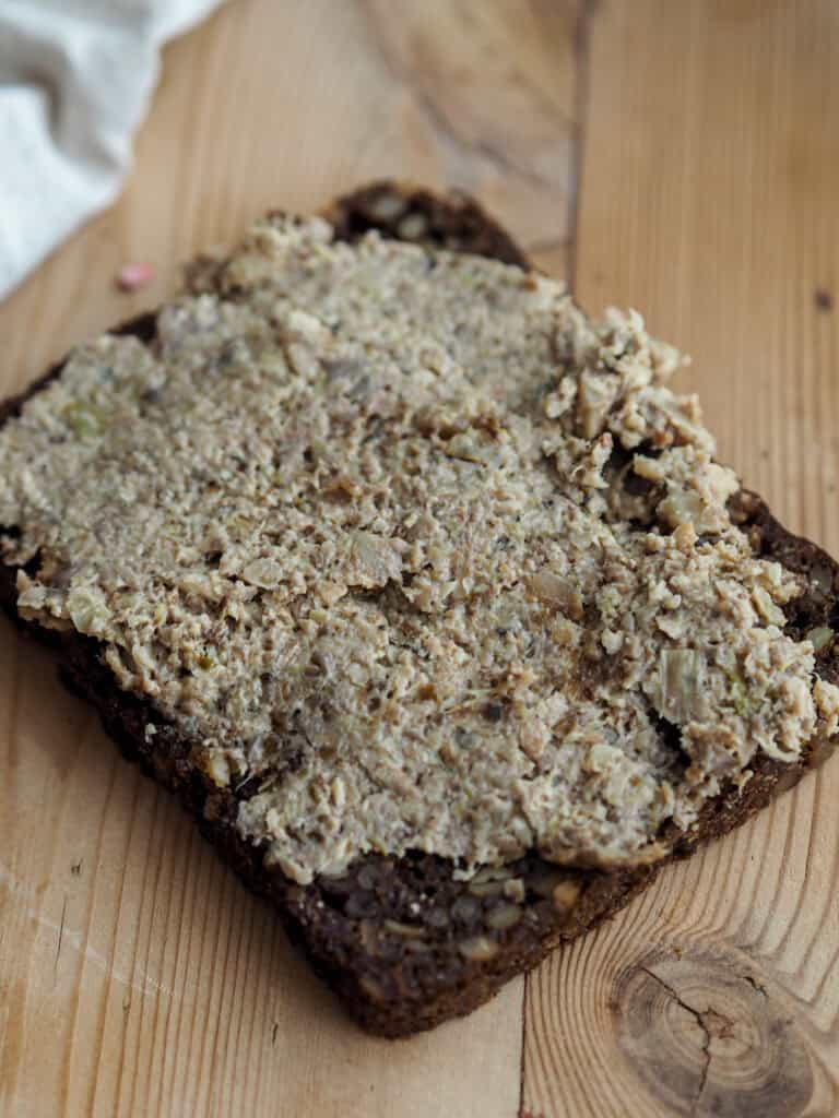 svampepostej på rugbrød