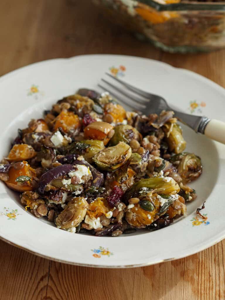 tallerken med vintersalat med grønne linser, rosenkål og græskar