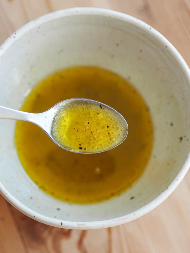 billede af dressing til vintersalat med grønne linser, rosenkål og græskar