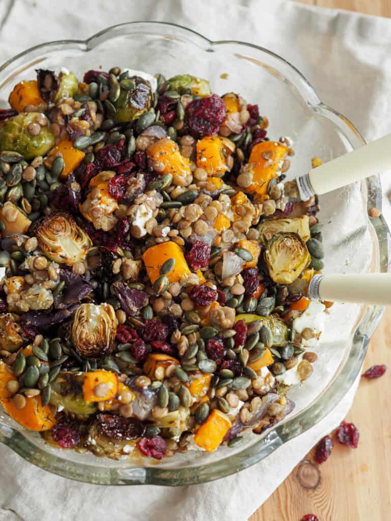 vintersalat med grønne linser, rosenkål og græskar