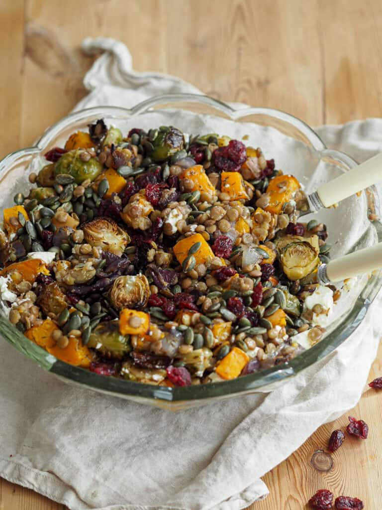 vintersalat med grønne linser, rosenkål og græskar