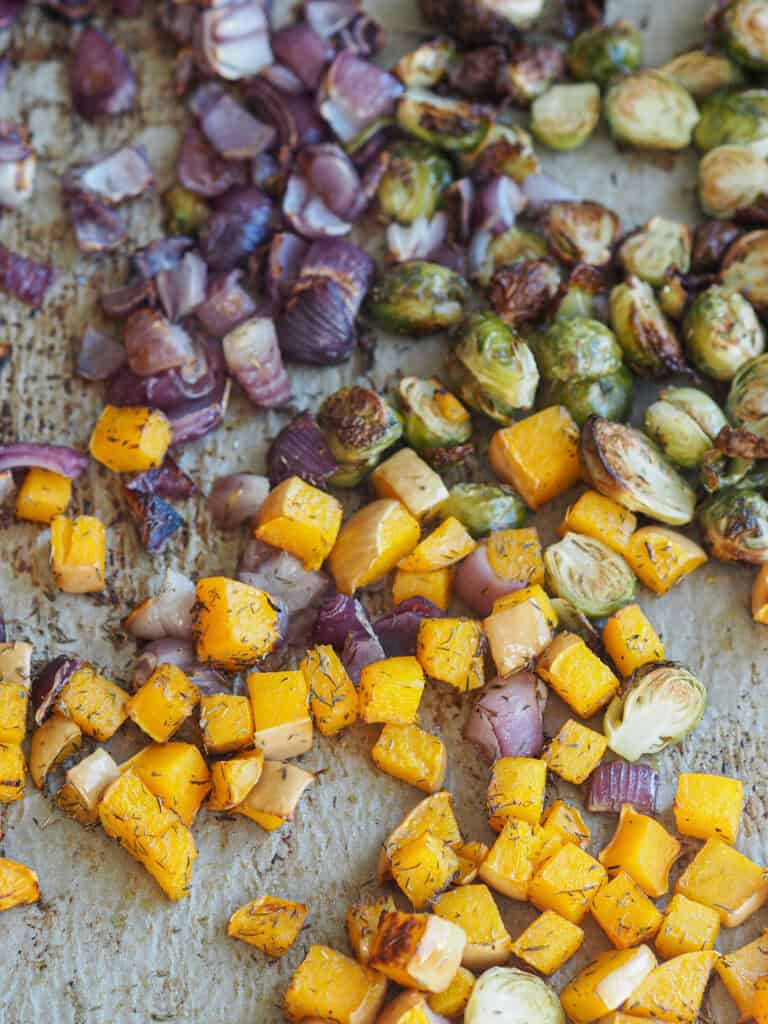 Ovnbagte grøntsager til vintersalat med grønne linser