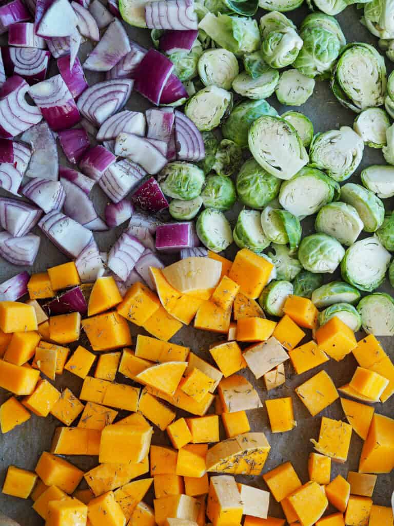 bageplade med rosenkål. rødløg og græskar