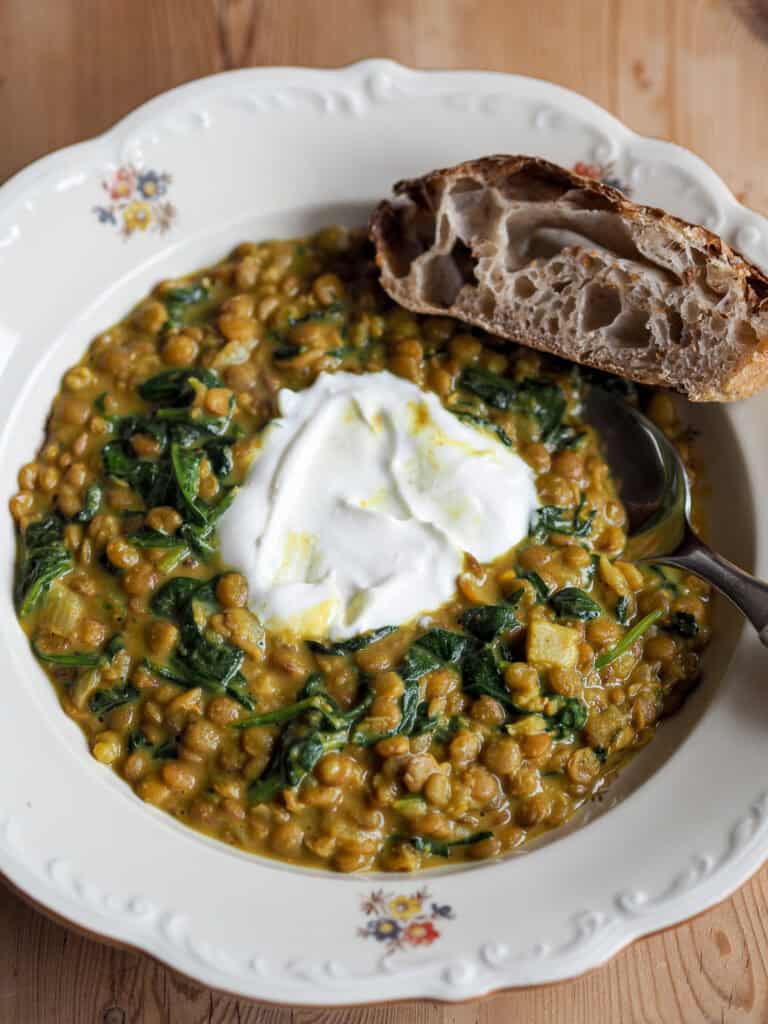 grøn dahl med grønne linser og kokosmælk