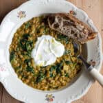 dahl med grønne linser servering