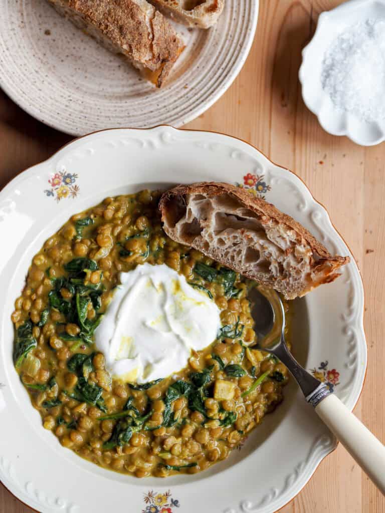 dahl med grønne linser servering