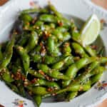 edamamebønner med soja og hvidløg i en tallerken