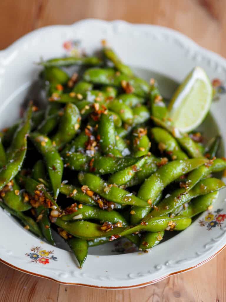 edamamebønner med soja og hvidløg i en tallerken