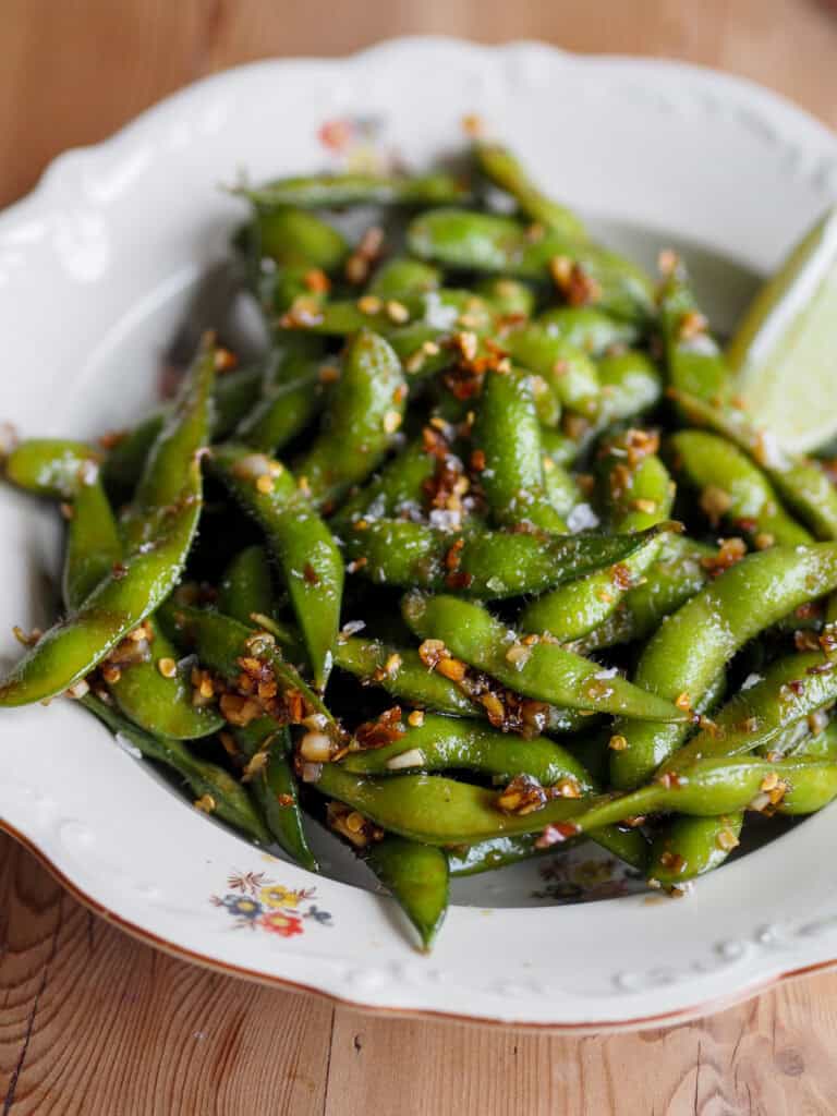 edamamebønner med soja og hvidløg i en tallerken