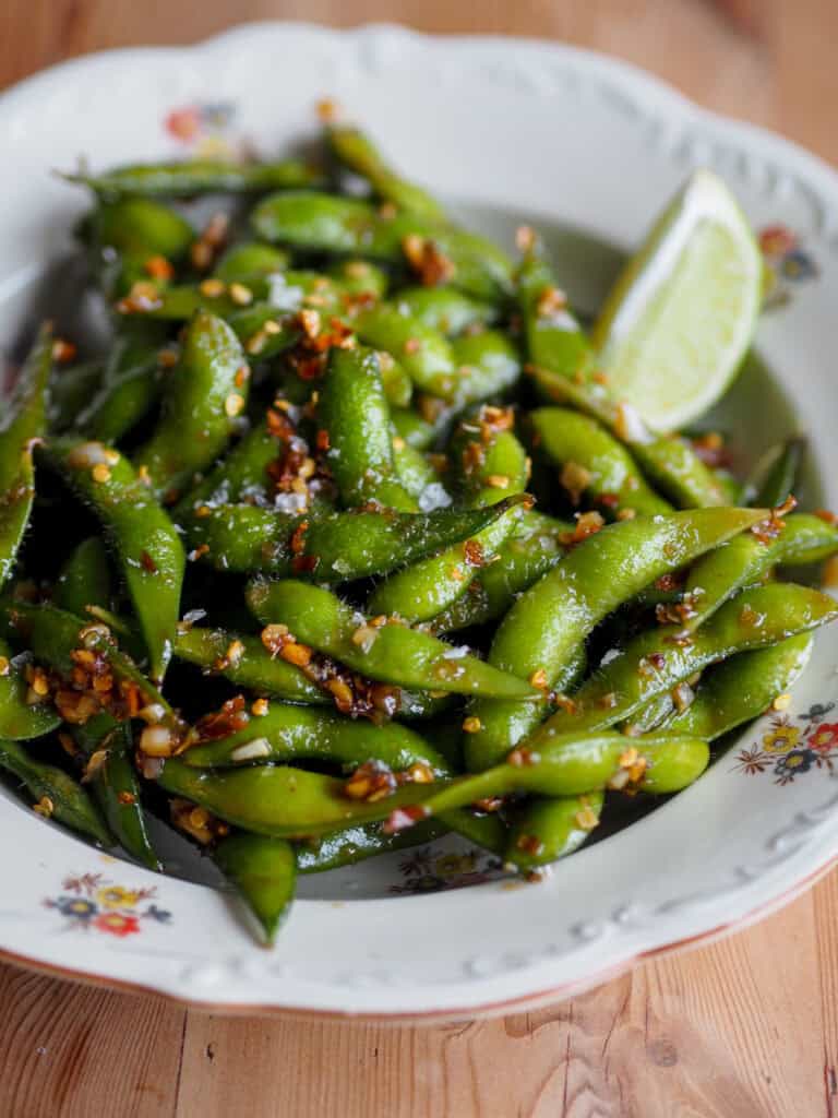 edamamebønner med soja og hvidløg i en tallerken