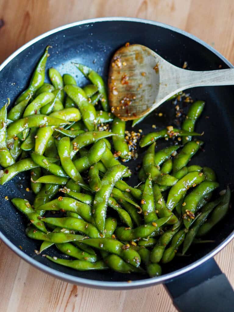 edamamebønner med soja og hvidløg i en tallerken