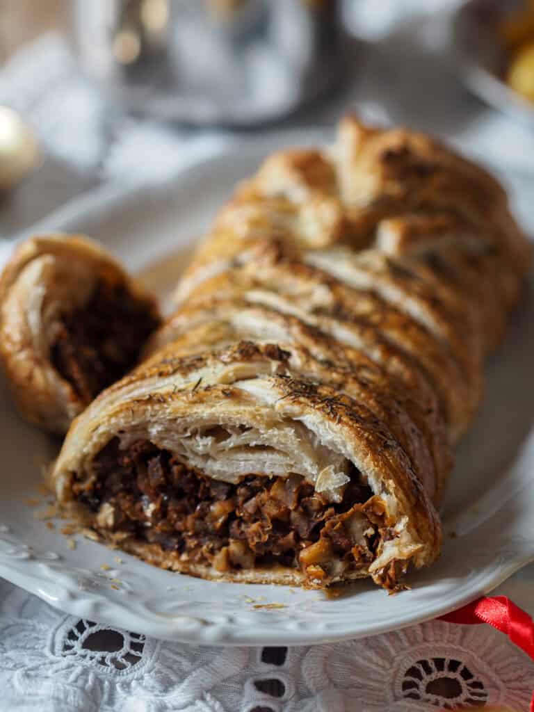 Indbagt linsesteg med svampe og nødder