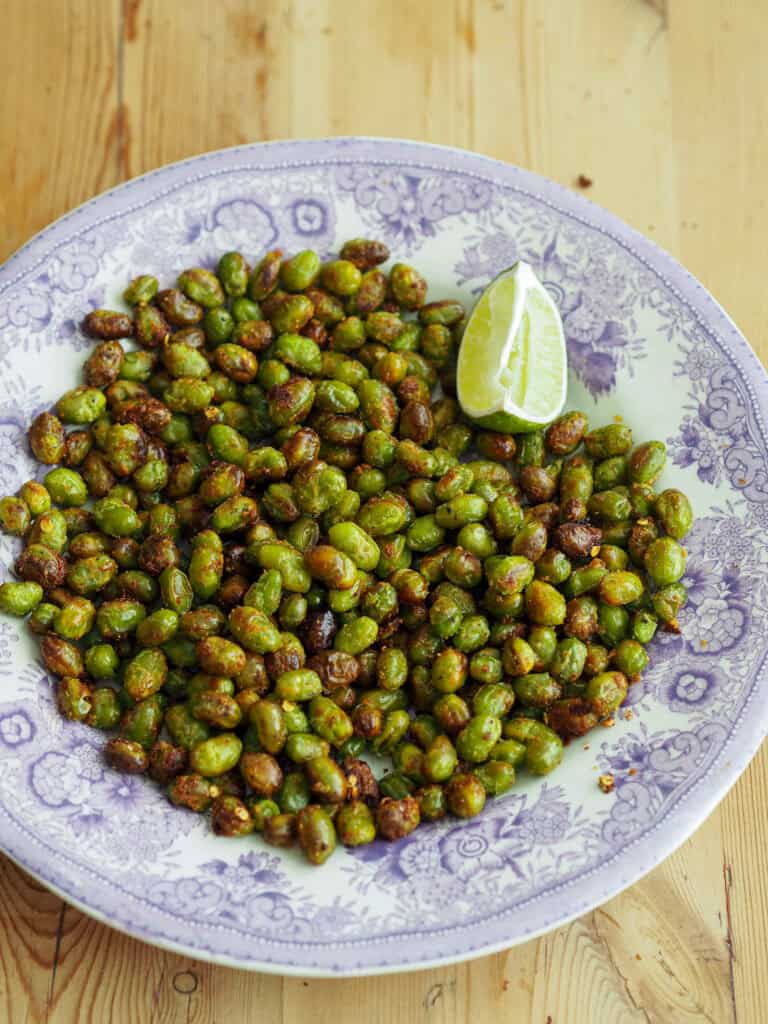 Sprøde ovnbagte edamamebønner på en tallerken