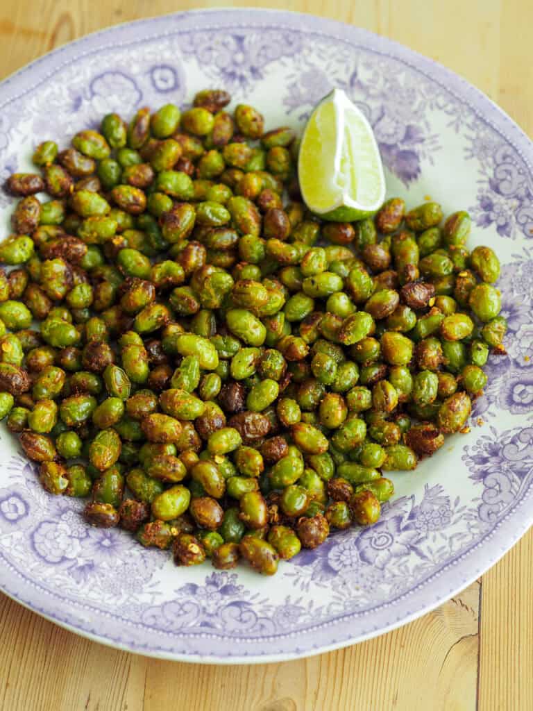 Ovnbagte edamamebønner på en tallerken