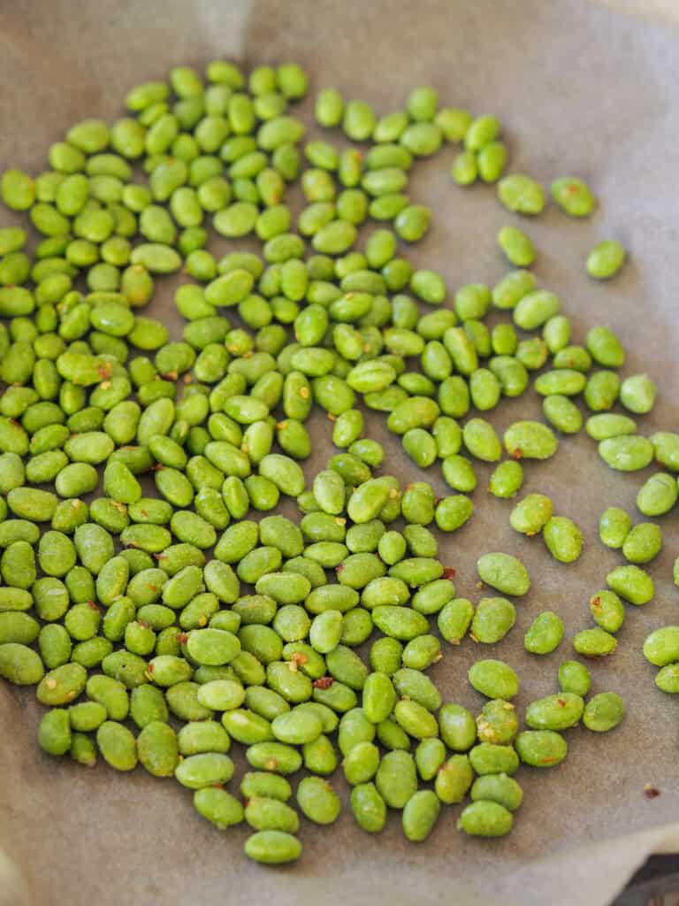 edamamebønner på en bageplade