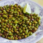 Sprøde ovnbagte edamamebønner på en tallerken