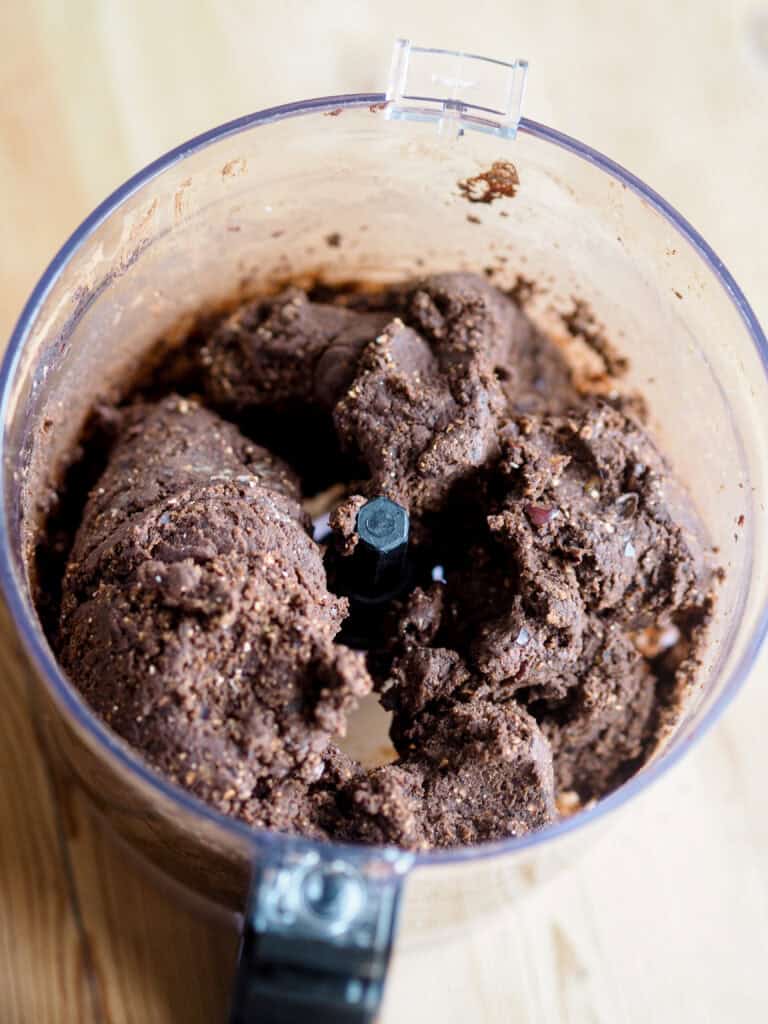 dadel brownie kugler med sorte bønner