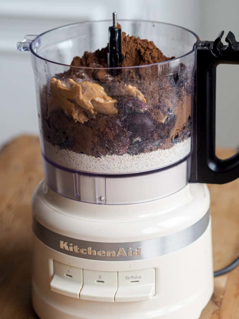 dadel brownie kugler med sorte bønner