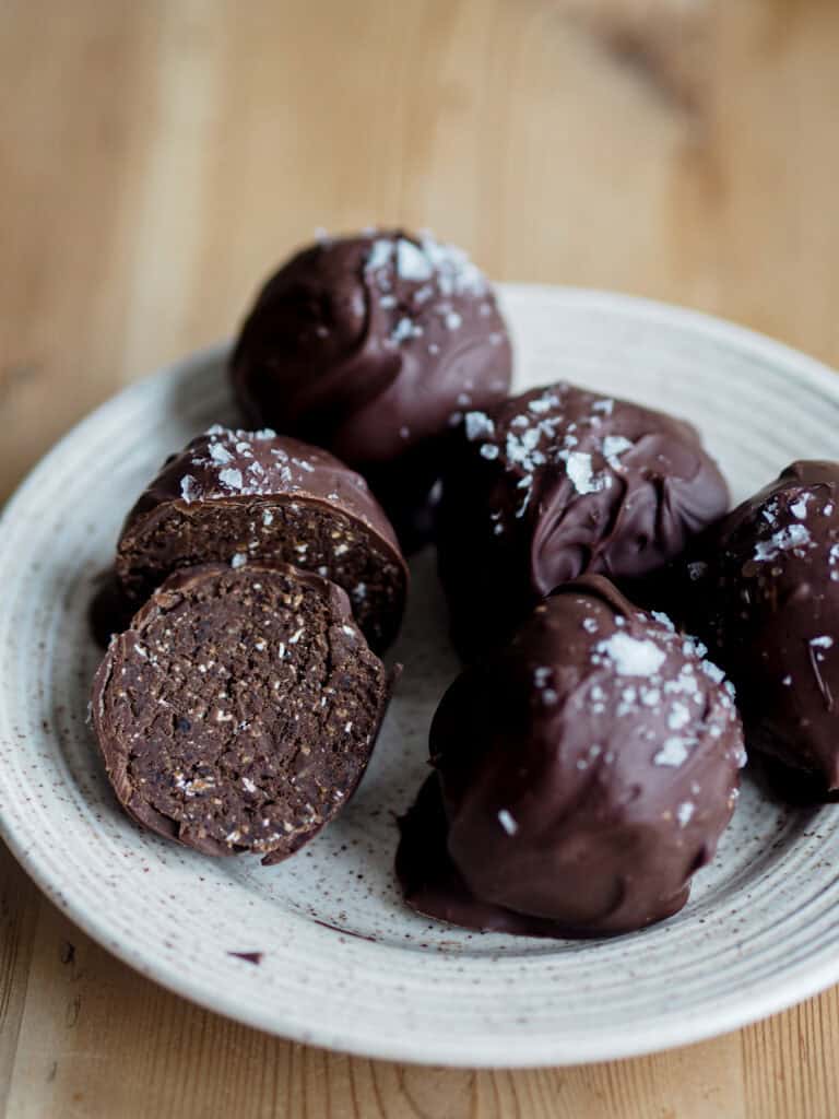 dadel brownie kugler med sorte bønner