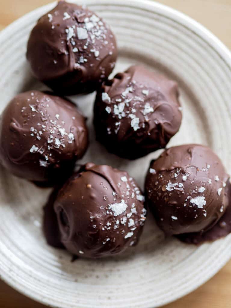 dadel brownie kugler med sorte bønner