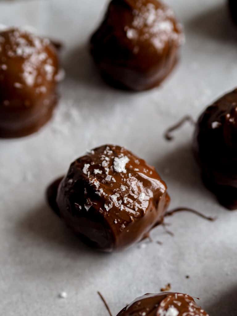 dadel brownie kugler med sorte bønner