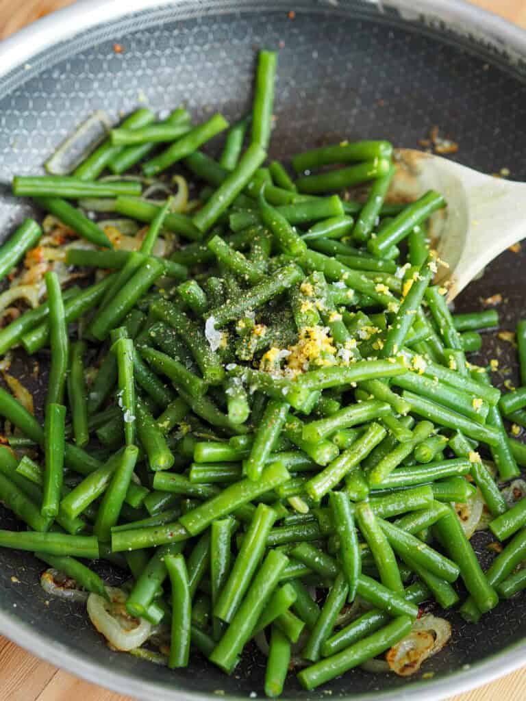 Grønne bønner på en pande