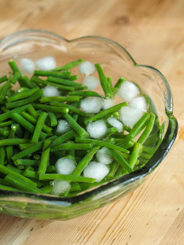 Grønne bønner i isvand