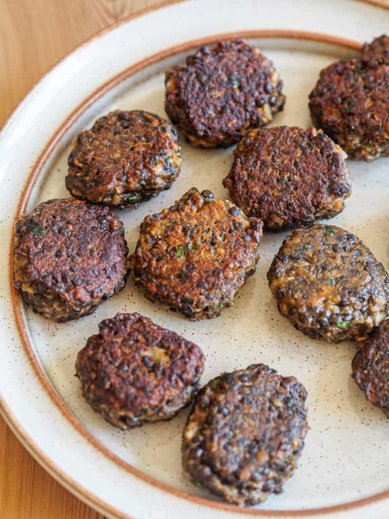 belugafrikadeller på en tallerken