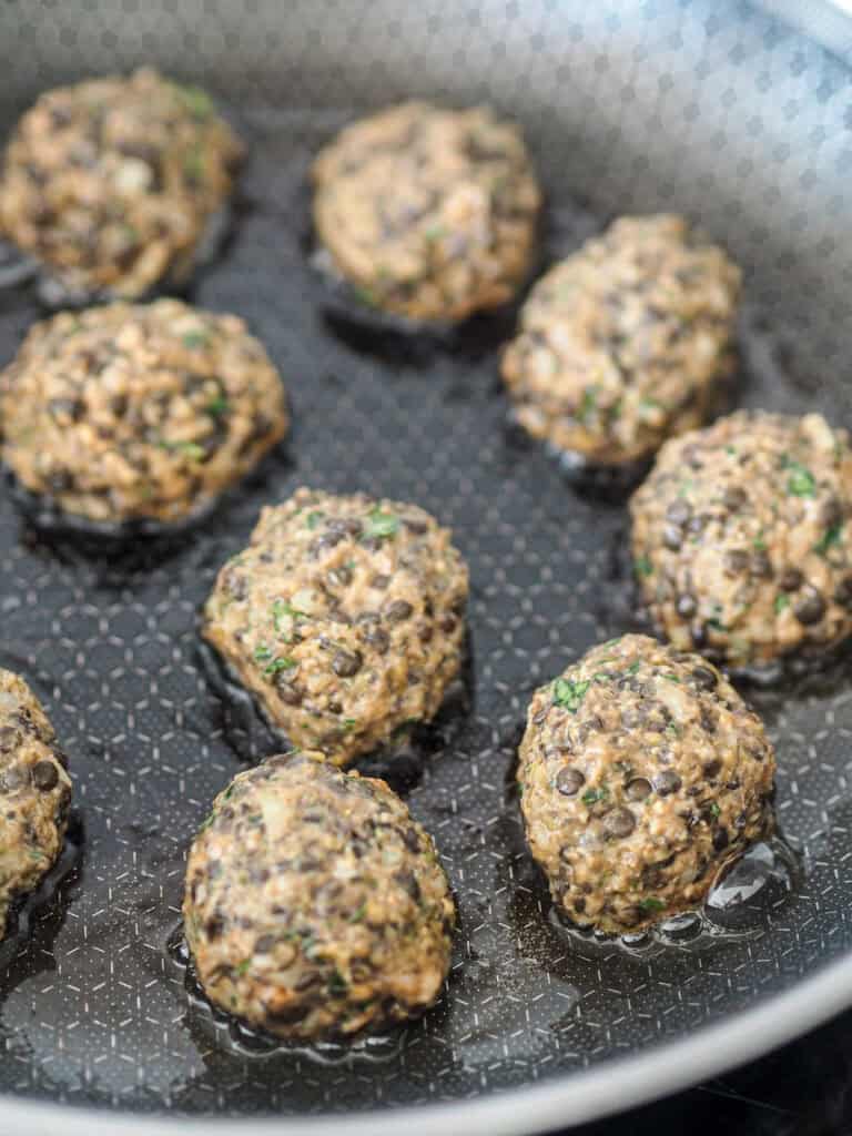 belugafrikadeller på en pande