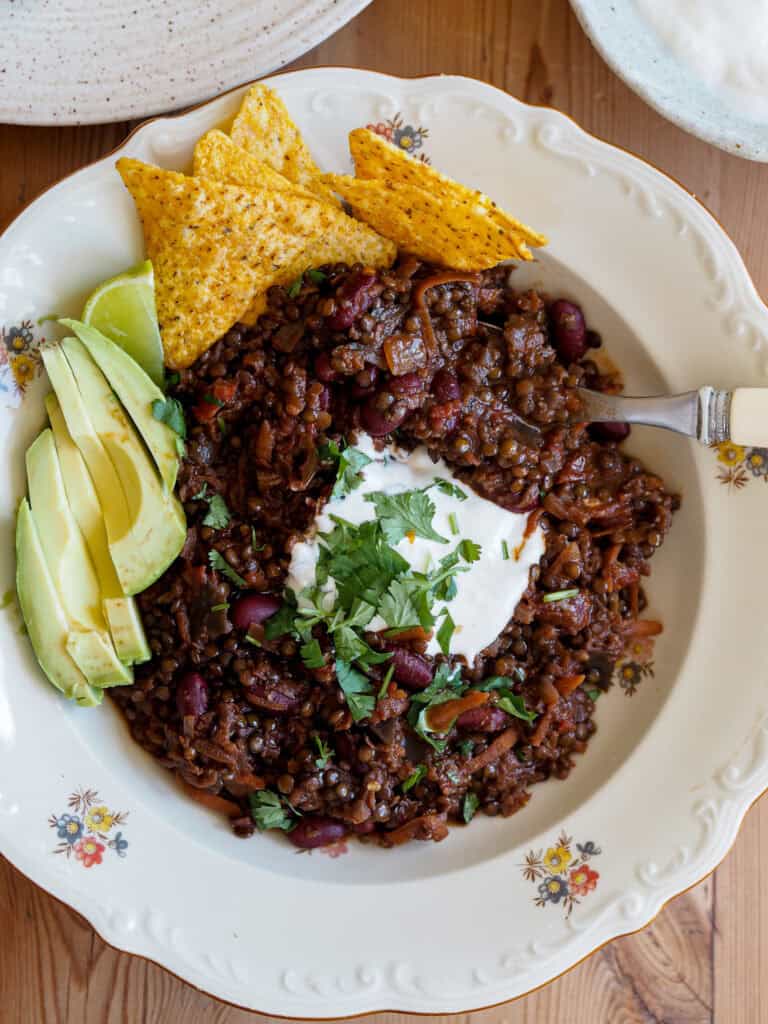 Tallerken med chili sin carne med belugalinser