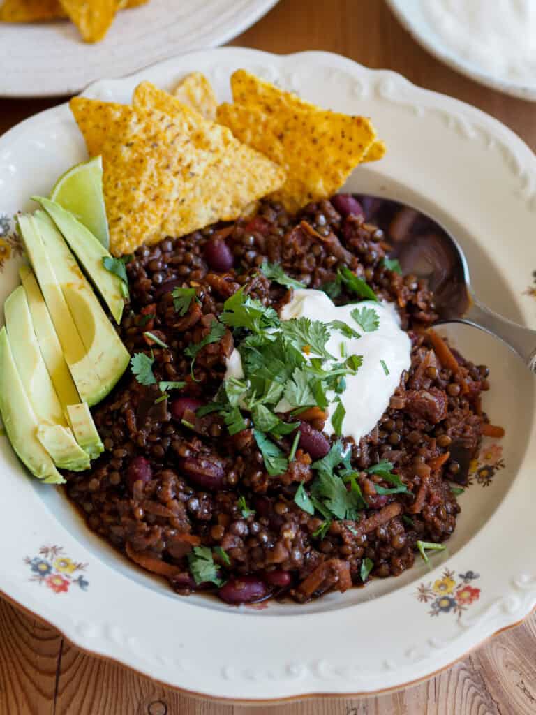 Tallerken med chili sin carne med belugalinser
