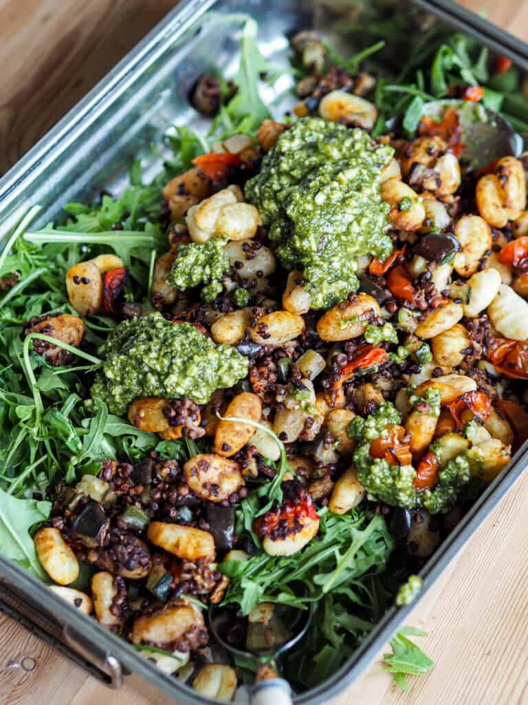 Gnocchi salat med belugalinser