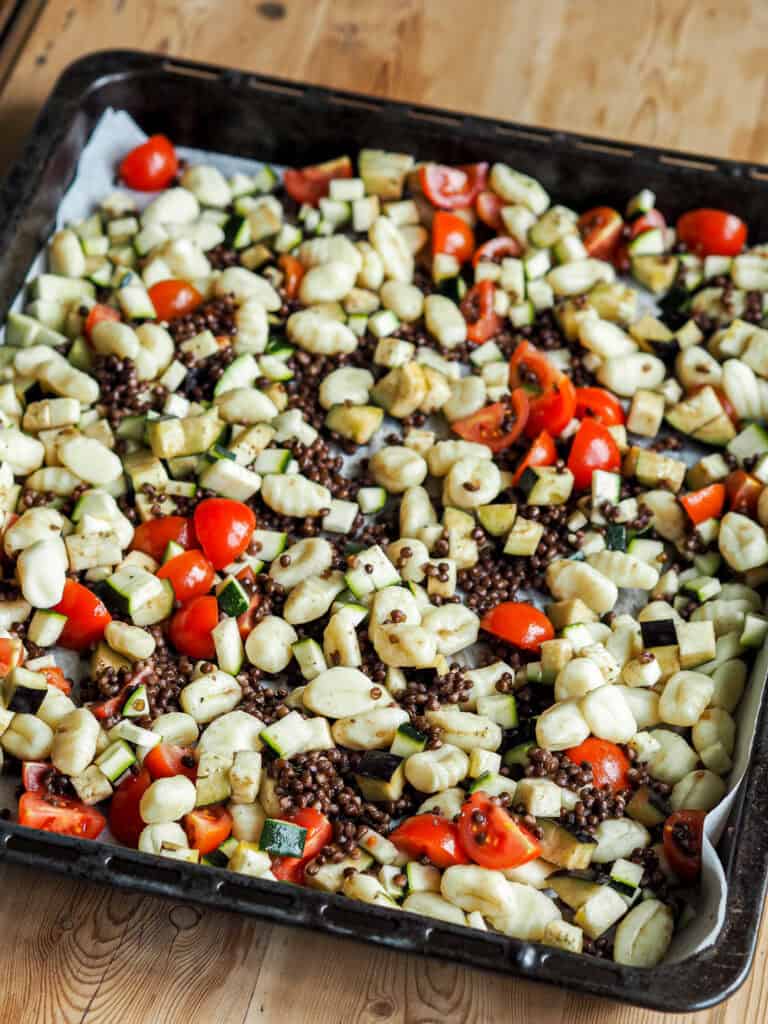Gnocchi salat med belugalinser