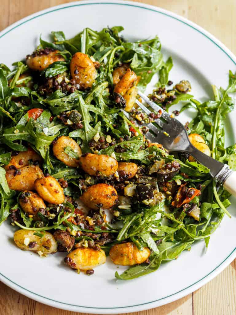Gnocchi salat med belugalinser