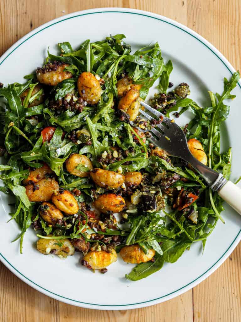 Gnocchi salat med belugalinser