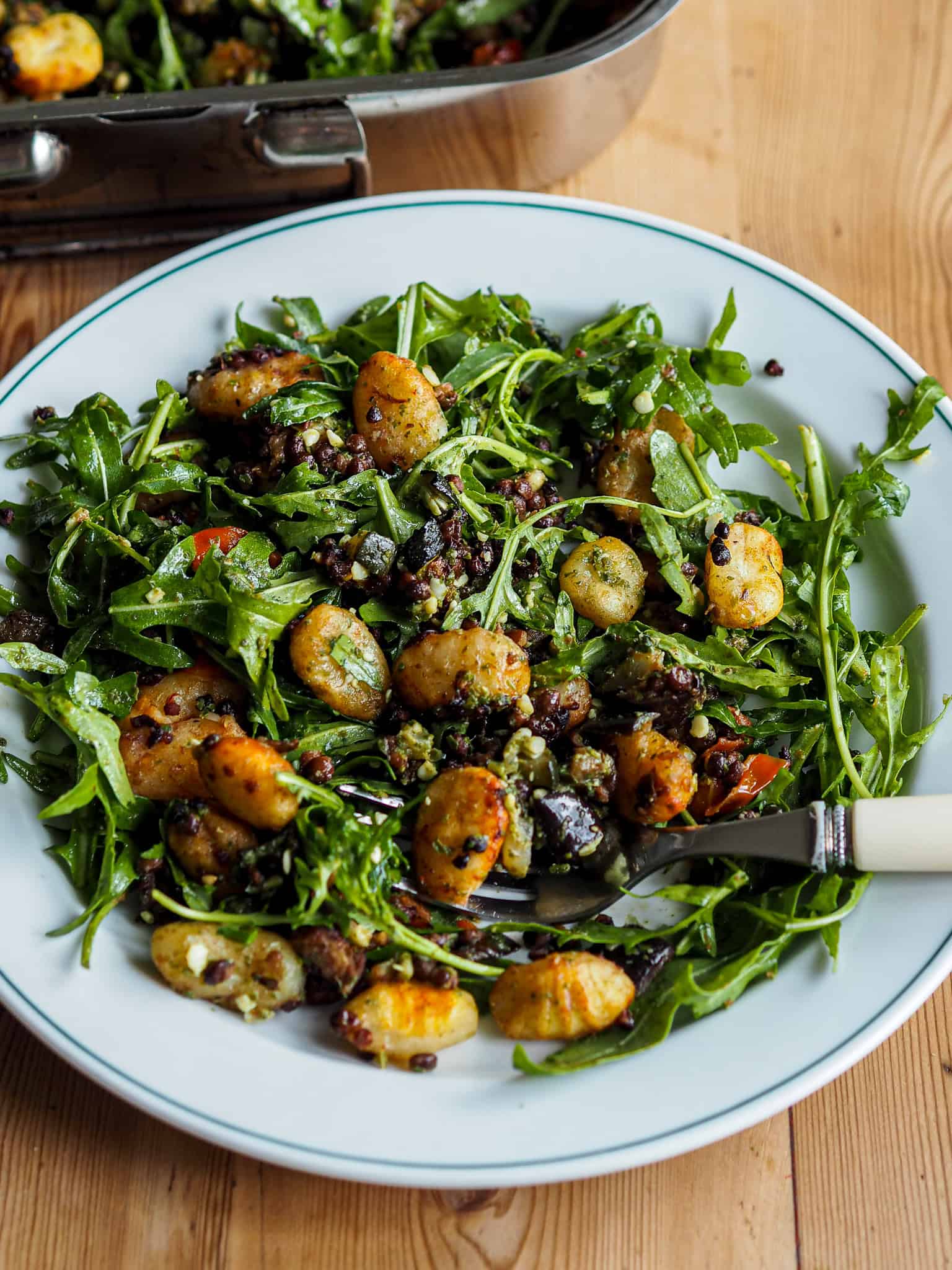 Gnocchi salat med belugalinser