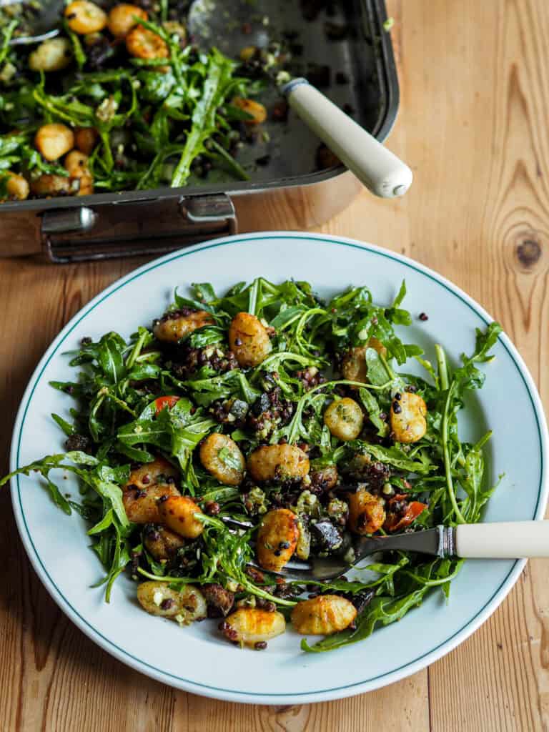 Gnocchi salat med belugalinser