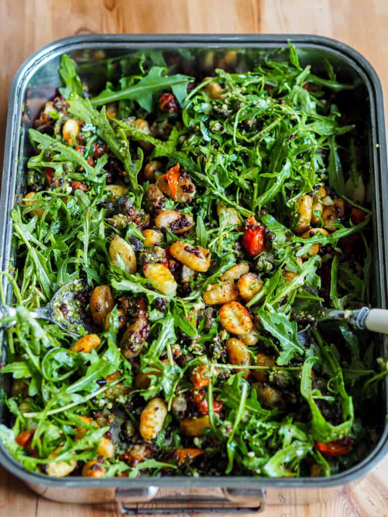Gnocchi salat med belugalinser