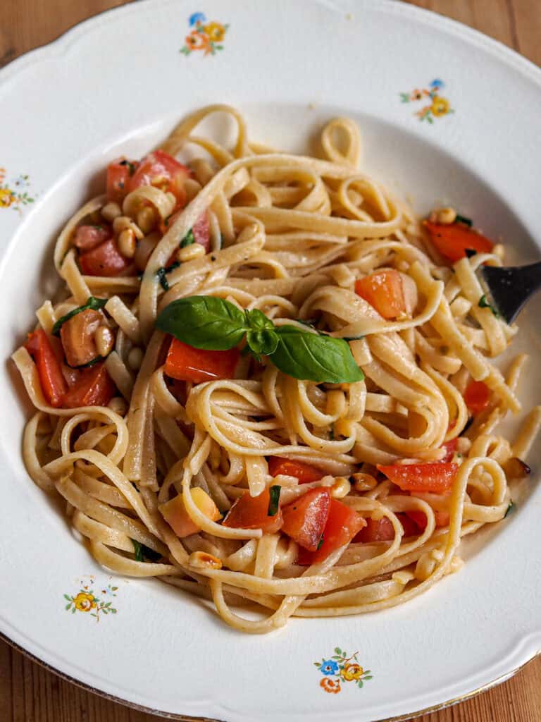 Pasta med friske tomater og hvidløg