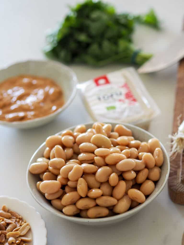 Ingredienser til butter beans i peanutbuttersauce