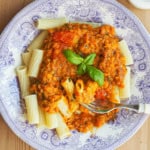 Pasta med linser og tomatsauce på blå porcelænsfad.